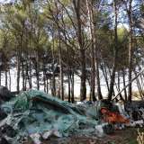 Ma la "magia" di aver trovato finalmente un angolo di natura curato dura poco: guardandoci attorno notiamo come anche qui diversi angoli siano stati trasformati in un autentico immondezzaio